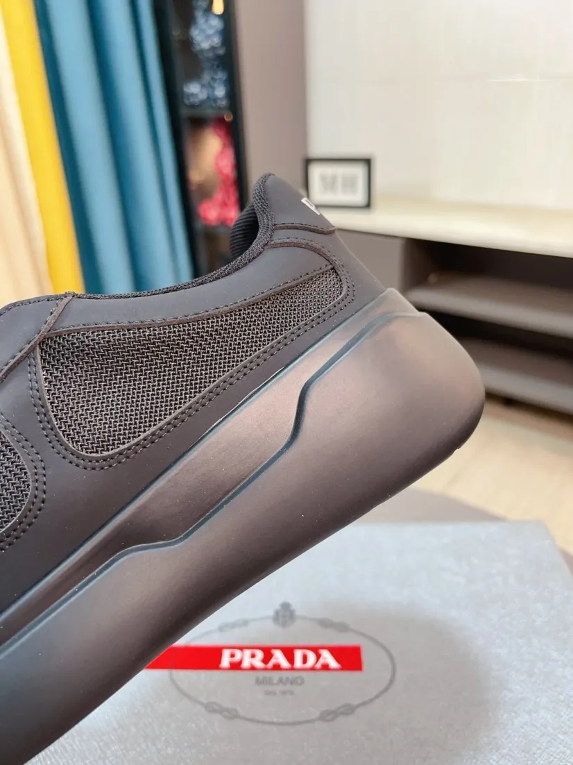 Men's shoes 💰420🌹🌹Prada is a luxurious and fashionable high-end product ✊🔥The perfect last shape and top-notch handcrafting make this shoe immediately create a strong aristocratic atmosphere. Imported first-layer cowhide with brogue carving crafts💋Genuine leather lining🎶Rubber combination outsole specially imported from France for leather shoes😍Color: Mysterious Black☕️Size 38～44